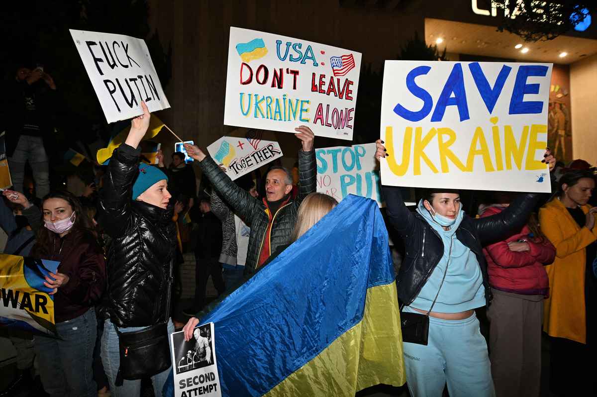 圖為聲援烏克蘭的美國民眾。（Robyn Beck/AFP）
