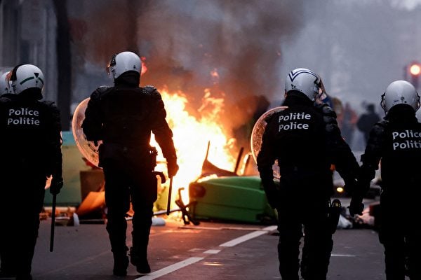 2021年12月5日，比利時布魯塞爾，民眾不滿政府的COVID-19防疫政策，聚集到街上抗議，政府派出防暴警察。（Kenzo Tribouillard/AFP via Getty Images）