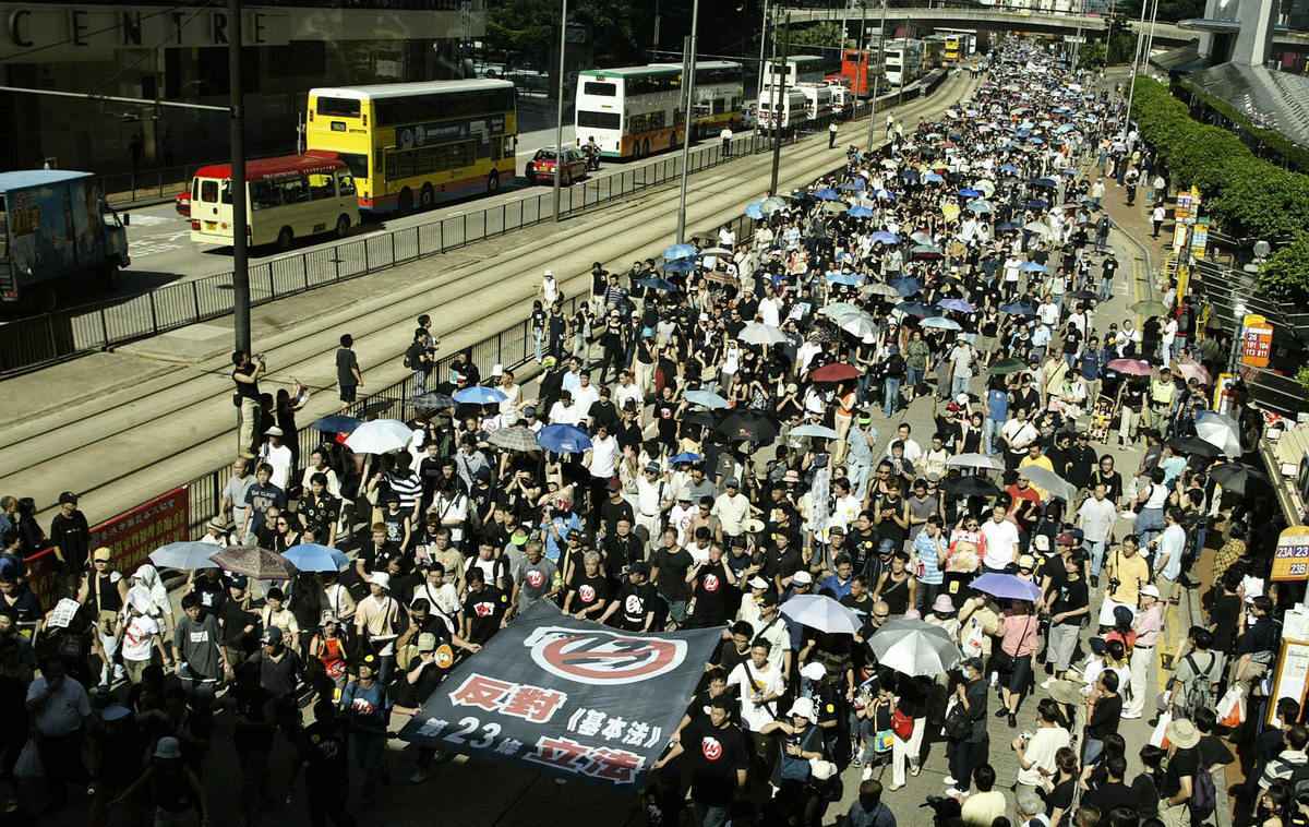圖為2003年香港民眾上街反對23條惡法。（ PETER PARKS/AFP via Getty Images）