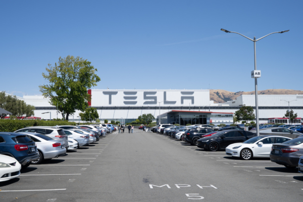 Tesla股價抹平年度虧損 自四月低點飆升85%