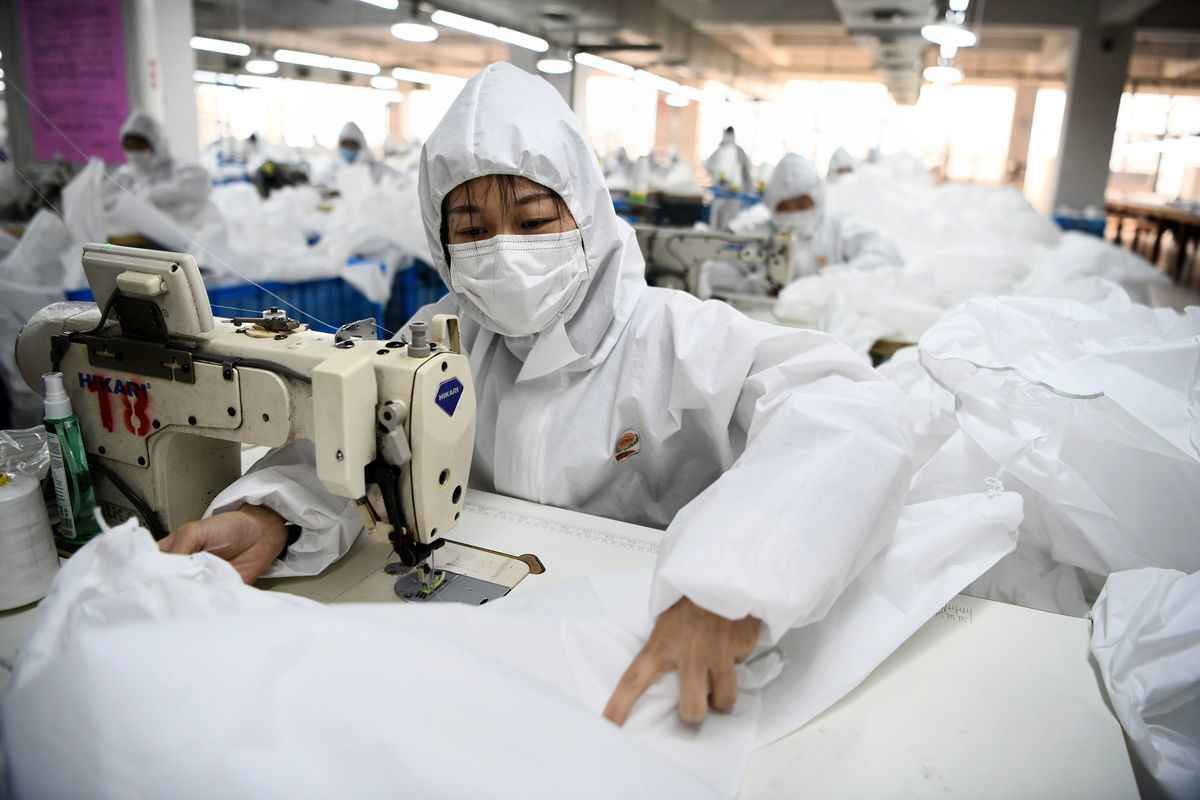 2022年前5個月，中國規模以上紡織企業中，有近三成的企業虧損，虧損面比去年同期擴大了6%。圖為2020年2月浙江溫州市的一家服裝加工廠。(NOEL CELIS/AFP via Getty Images)