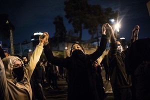 伊朗女子在天橋上大喊：讓哈梅內伊去死！