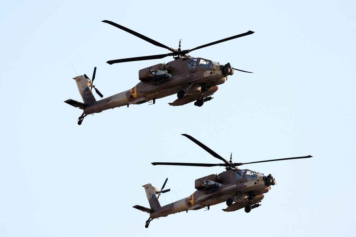 2022年12月28日，以色列哈特澤里姆基地（Hatzerim Base），在以色列空軍飛行員畢業典禮期間，以色列AH-64阿帕奇（Apache）長弓（longbow）直升機在空中表演。（Jack Guez/AFP）