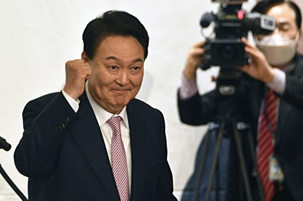 截至3月17日，尹錫悅當選後先後共與五位外國首腦通電話，除了英國首相，其餘的四位都是「四方安全對話」的成員國。圖為2022年3月10日尹錫悅於首爾國會圖書館大講堂舉行首次記者會。（Song Kyung-Seok/AFP）