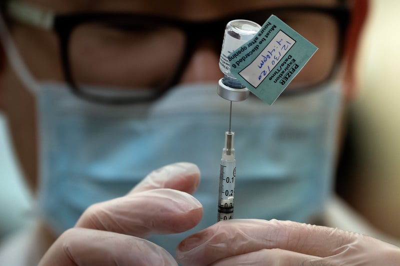 2020年12月30日，一名美國藥劑師正在準備輝瑞中共病毒疫苗。此照為示意圖。（BRENDAN SMIALOWSKI/AFP via Getty Images）
