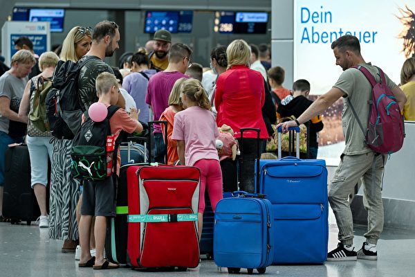 2022年7月1日，德國杜塞爾多夫（Dusseldorf），受到COVID-19（新冠病毒）疫情及因病短缺的人力影響，德國許多機場的登機手續處理時間比平時更長。圖為旅客在杜塞爾多夫國際機場排隊等候。（Ina Fassbender/AFP）