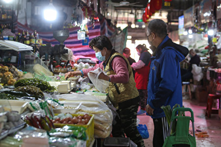 最近面對通脹壓力，中國央行不但不加息，還反向減息，可以看出中國經濟下行壓力。（STR/AFP via Getty Images提供）