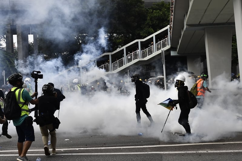 2019年7月27日，港警在元朗區對反黑遊行民眾施放催淚彈。（ANTHONY WALLACE/AFP/Getty Images）