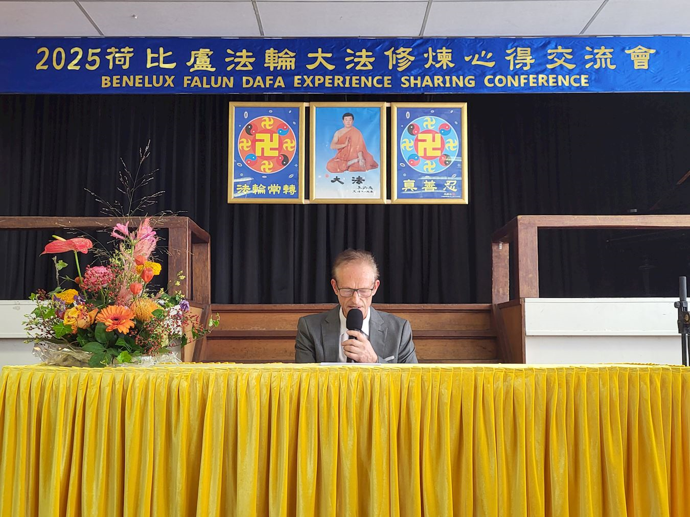 比利時學員威爾弗里德﹒杜尚在交流修煉心得體會。(明慧網)