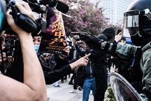 王友群：香港人冒死舉「天滅中共」標語抗議