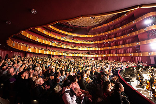 今年神韻紐約藝術團分別於1月、3月在林肯中心大衛寇克劇院舉行兩輪共29場演出，締造場場爆滿的轟動票房。（戴兵／大紀元）