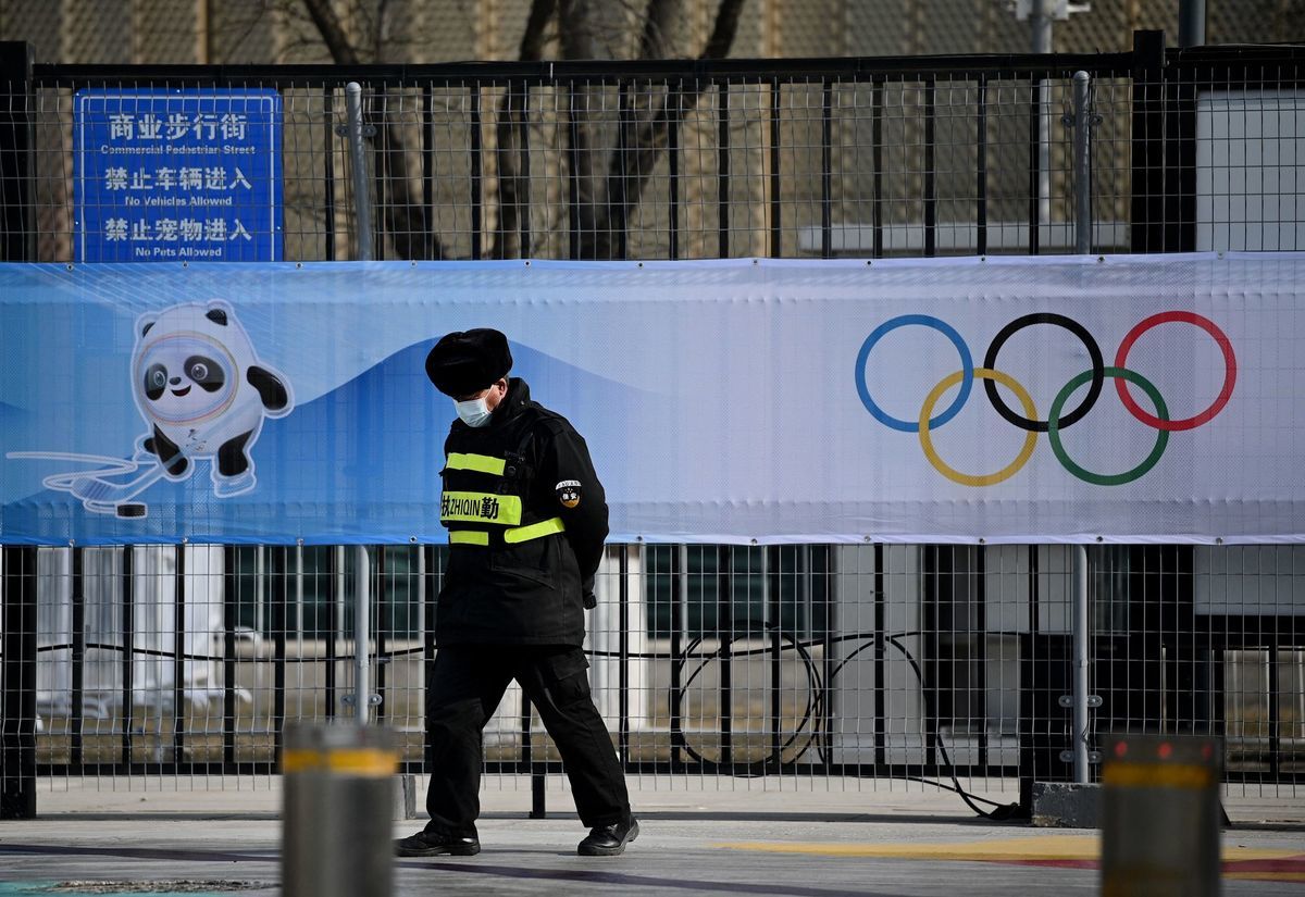 2022年1月18日，北京冬奧比賽場館外的一名安保人員。（Noel Celis/AFP via Getty Images）