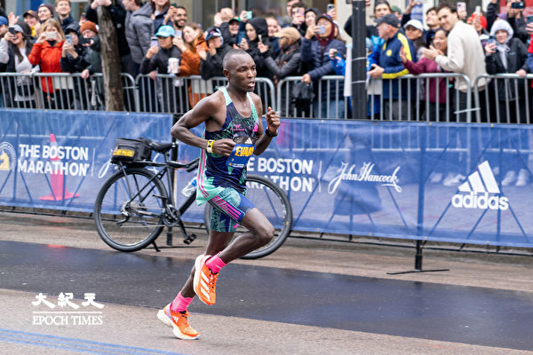 來自肯亞的Evans Chebet最後衝刺，最終斬獲第127屆波士頓馬拉松冠軍。（劉景燁／大紀元）