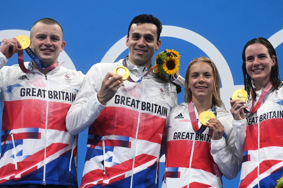皮蒂（Adam Peaty，左一）率領英國隊打破了男女4X100米混合泳接力賽的世界紀錄。（OLI SCARFF/AFP via Getty Images）