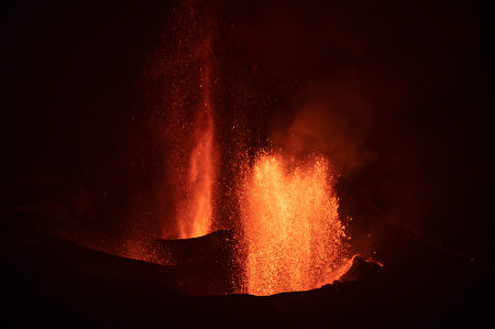 2021年10月8日，西班牙的屬地拉帕爾馬島上，熔岩從老峰火山（Cumbre Vieja）噴出，接連噴發的大量熔岩摧毀了數百公頃的土地。（Marcos del Mazo/Getty Images）