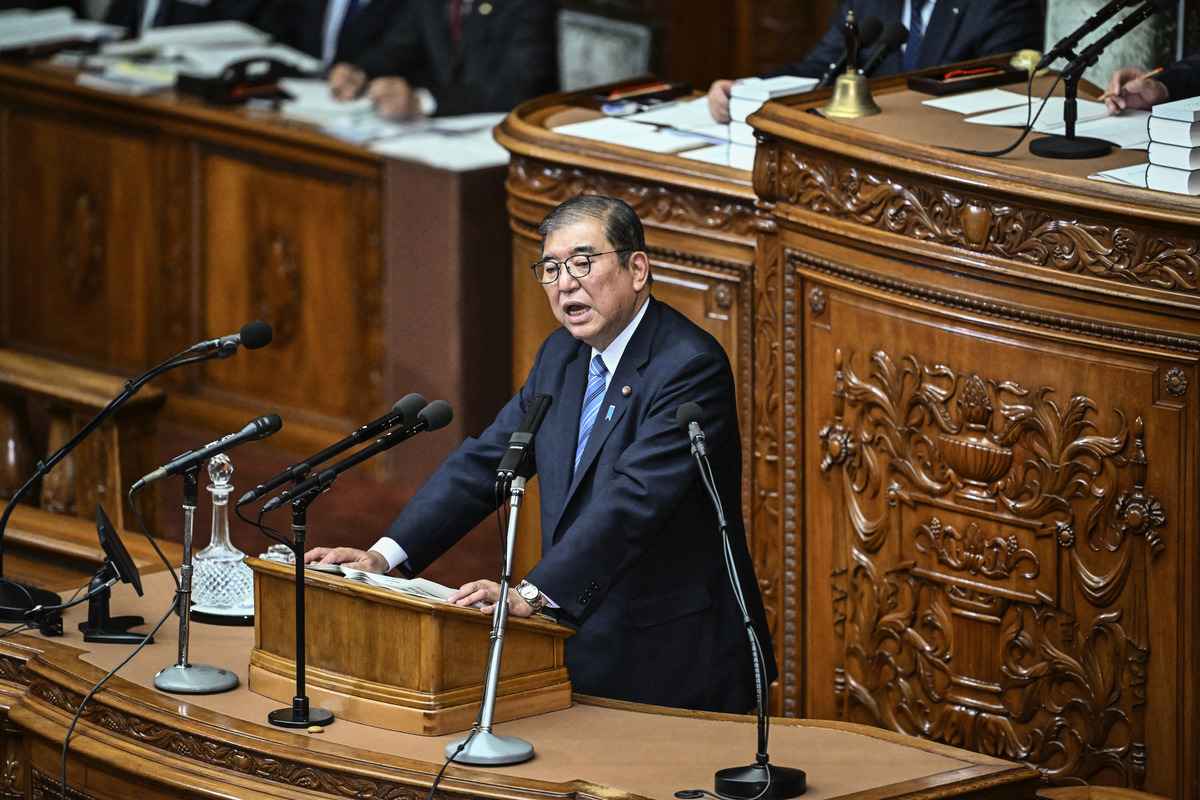2025年3月21日,日本首相石破茂在首相官邸接見中共外交部長王毅。日本政府發現中共外交部官網公布的內容記載著石破茂並未做的發言,已向中方提出抗議,並要求刪文。圖為2024年11月29日,石破茂在日本國會眾議院全體會議上發表施政報告。(Yuichi Yamazaki/AFP)