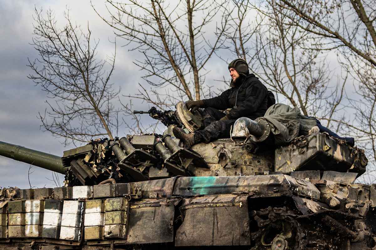 俄羅斯導彈和無人機狂轟猛炸之際，烏克蘭主要靠地面部隊抵禦。圖為2022年12月22日，在烏東巴赫穆特（Bakhmut）附近，一名烏克蘭軍人坐在一輛T-72坦克上。（SAMEER AL-DOUMY/AFP via Getty Images）