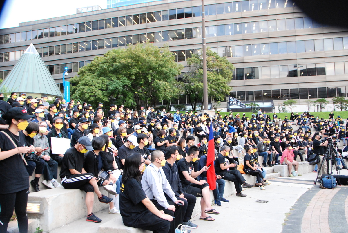 2021年8月31日晚，由香港青年統籌策劃、多倫多香港家長會及港加聯支持的集會活動在北約克市政廳廣場舉行，以紀念8.31太子站事件。（伊鈴/大紀元）