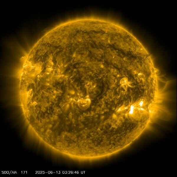 人類首見太陽南極 歐太空總署公布清晰圖像