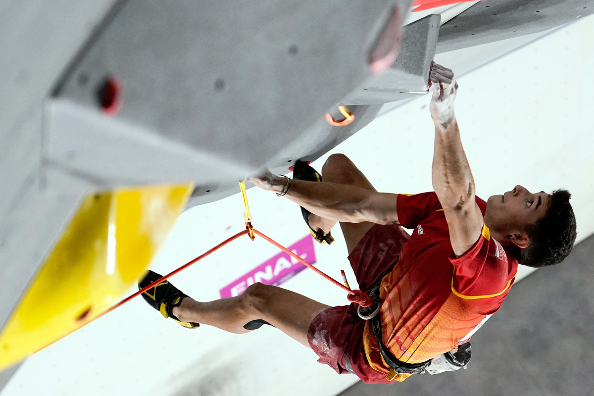東奧會男子攀岩全能決賽，西班牙小將洛佩茲（Alberto Gines Lopez）奪得冠軍。圖為洛佩茲在先鋒賽的比賽瞬間。（/POOL/AFP via Getty Images）