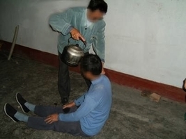 熱水淋頭 法輪功學員陳明在嘉州監獄遭酷刑
