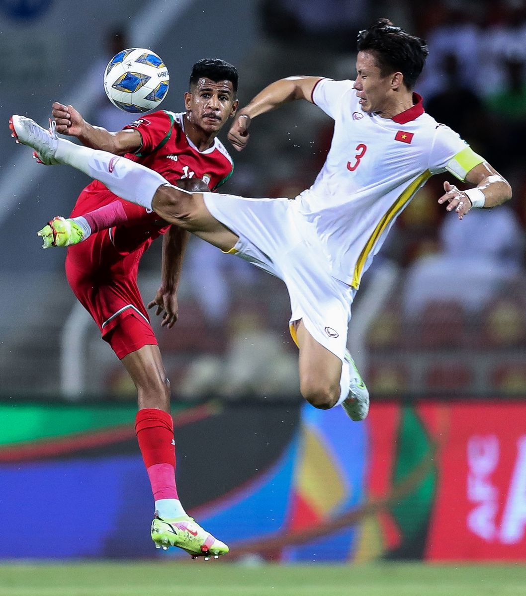 10月12日，2022世界盃亞洲區預選賽——12強賽第四輪，阿曼在主場以3:1擊敗越南。圖為雙隊球員在比賽中拼搶瞬間。（HAITHAM AL-SHUKAIRI/AFP via Getty Images）