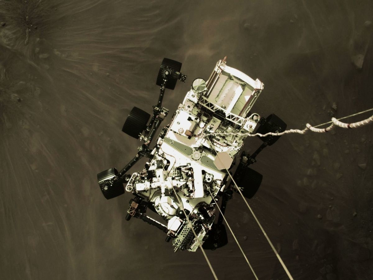 毅力號進入火星大氣層以後，開啟降落傘，最後放下起落架，由一個天空吊車懸浮式降落到火星表面。這張照片展示的就是懸浮式降落的最後幾秒。（NASA / JPL-Caltech）