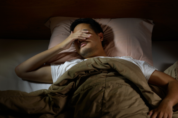 英男近兩年完全無法入睡 醫生束手無策
