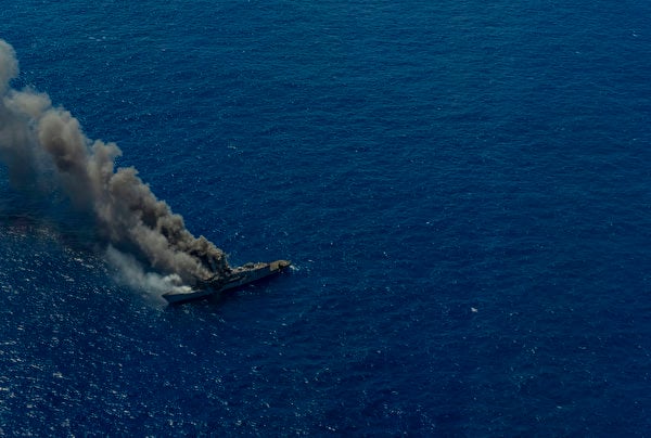 8月15日，美軍在夏威夷海域進行實彈射擊演習，退役的導彈護衛艦「英格拉漢姆號」（USS Ingraham）充當靶船，成為不同平台實彈反艦攻擊的目標。（美國海軍）