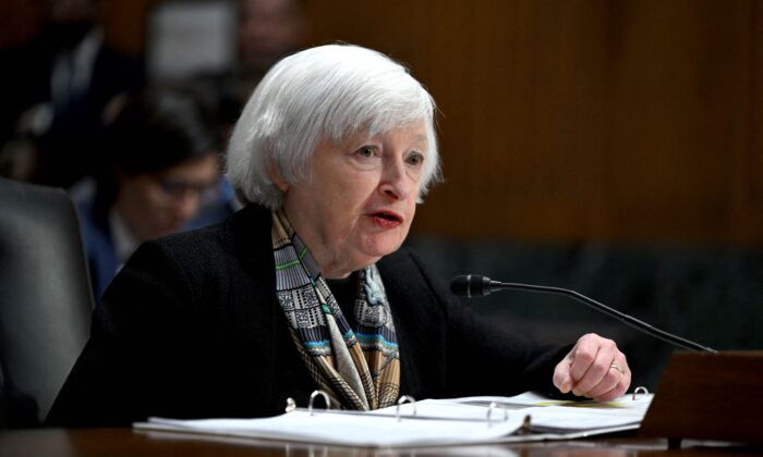 2023年3月16日，美國財政部長耶倫（Janet Yellen）在參議院金融委員會就2024年度擬議預算編製會議上作證發言。（Andrew Caballero-Reynolds/AFP via Getty Images） 