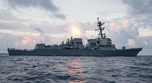 美國海軍第七艦隊2022年2月25日派遣配備神盾戰鬥系統的勃克級導向導彈驅逐艦強生號（USS Ralph Johnson，DDG 114）由南向北航經台灣海峽，資料照。（公有領域）