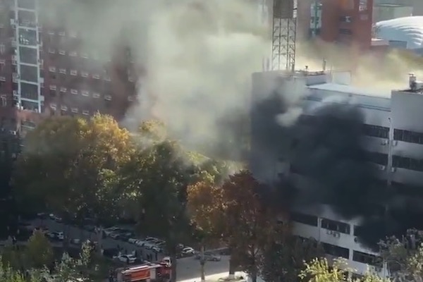 河北科技大學教學樓起火 疑實驗室出事故（有片）