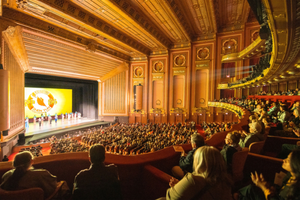 2025年5月4日下午,神韻新世界藝術團在芝加哥歌劇院(Civic Opera House)上演第三場演出,再次爆滿,並吸引了娛樂界資深製作人、獲獎雕塑家、首席芭蕾舞演員等諸多藝術精英。(陳虎/大紀元)