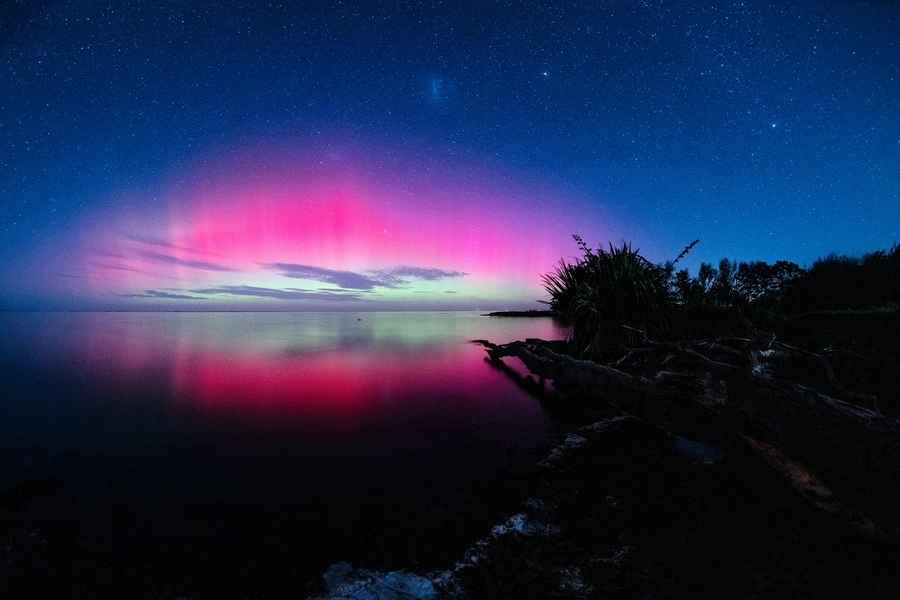 澳洲驚現絢麗極光秀 色彩繽紛染亮多地夜空