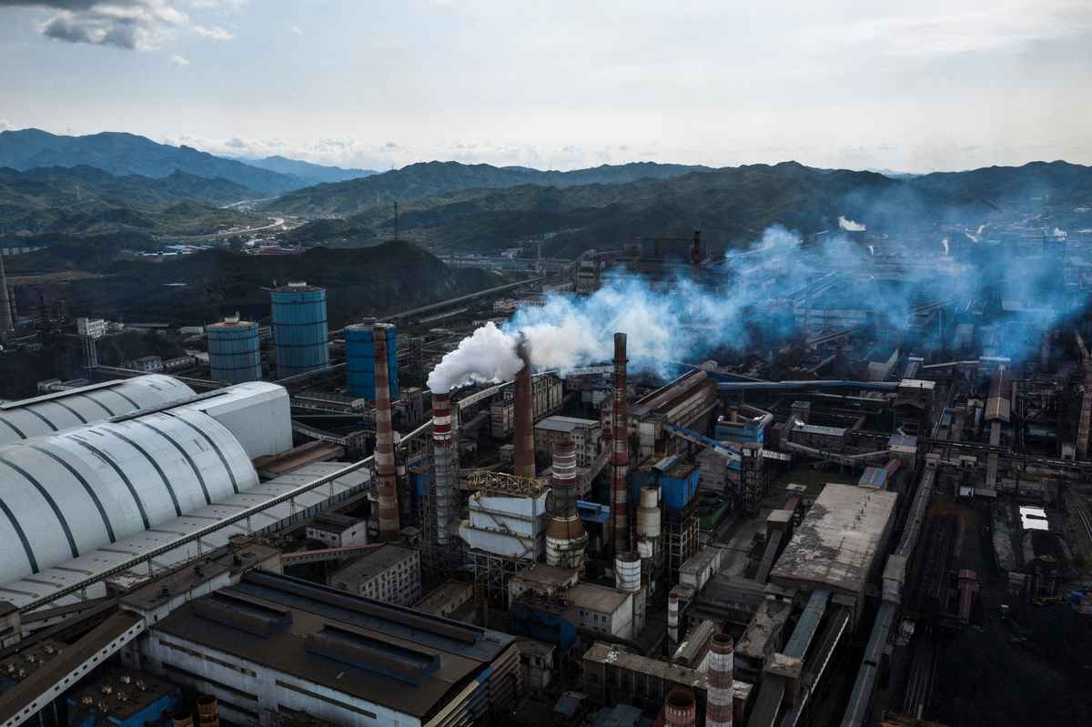 今年7月25日，中國礦產資源集團有限公司在北京宣布成立。該集團欲整合中國鋼鐵資源，加強在鐵礦石國際市場的議價能力。圖為河北省承德市的一家鋼鐵廠。（Fred Dufour/AFP）