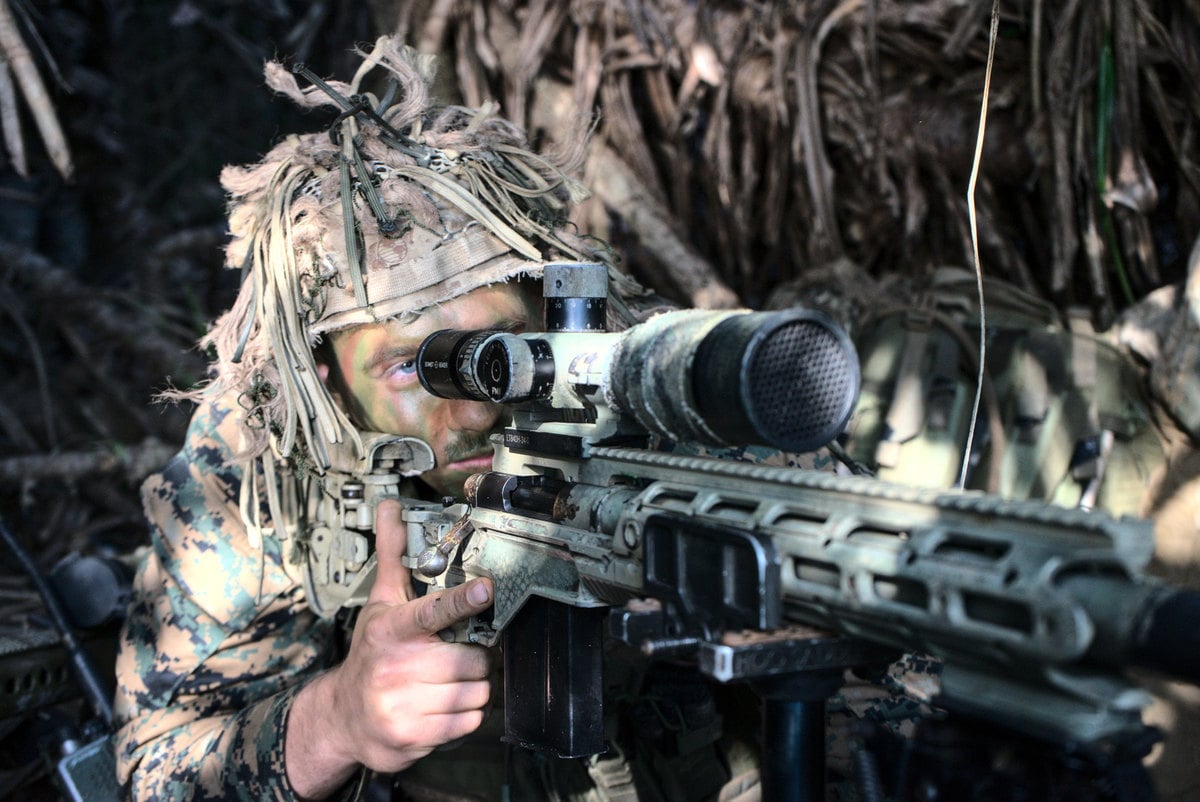 3月16日，美國海軍陸戰隊的狙擊手在日本沖繩附近的投射演習中。（美國海軍陸戰隊）