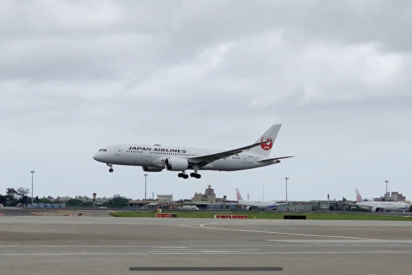 載運疫苗的日本航空JL809班機6月4日下午抵達桃園機場。（中央社）