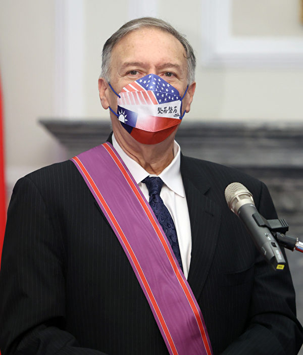 台灣總統蔡英文2022年3月3日在總統府接見美國前國務卿蓬佩奧（Mike Pompeo）（圖），蓬佩奧戴著有台美兩國國旗、並印著「堅若磐石」文字的特殊口罩。（中央社）