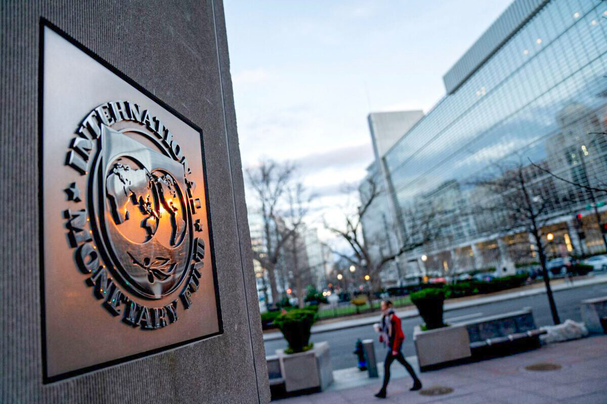 位於華盛頓的世界銀行總部附近的國際貨幣基金組織（IMF）的徽章。攝於2022年1月10日。（Stefani Reynolds/AFP via Getty Images）