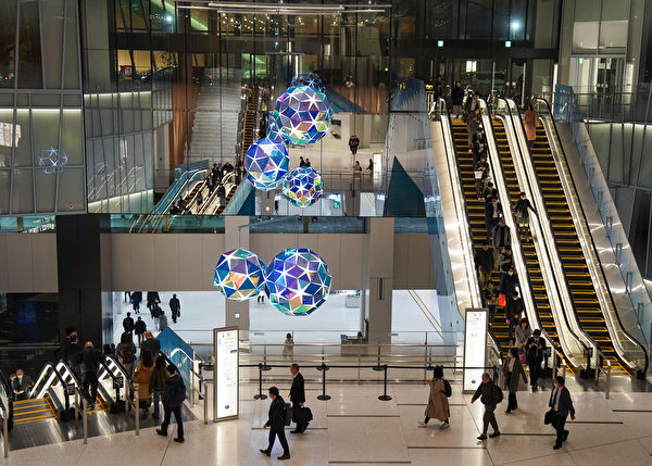 2023年11月13日,日本東京,虎之門燈光藝術展(Toranomon Light Art)期間,現場展示由美國的建築師重松象平(Shohei Shigematsu)創作的燈光藝術作品「五顆星」(Five Stars)。(Christopher Jue/Getty Images)