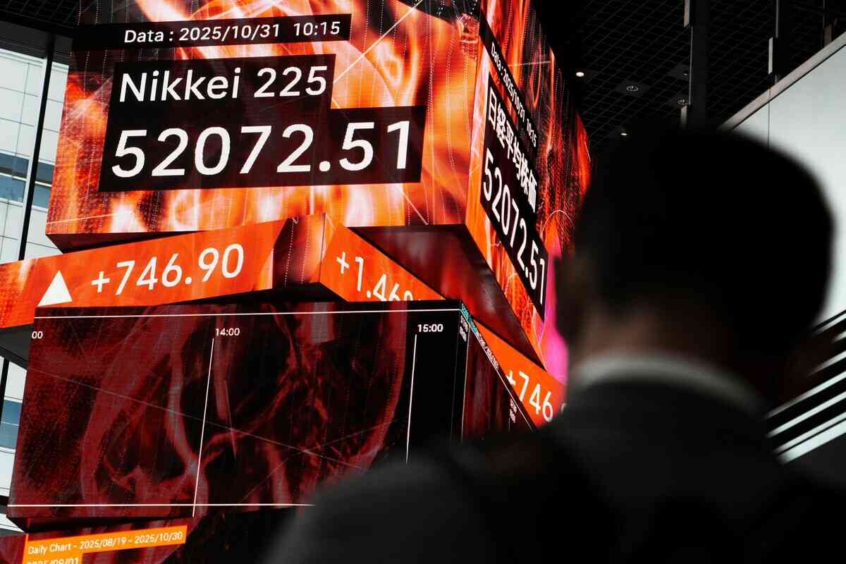2025年10月31日,日本東京證券交易所內的電子報價板,顯示日經指數突破52,000點大關。 (Kazuhiro Nogi/AFP via Getty Images)