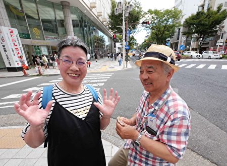 名古屋市民南口先生和妻子京子女士鼓勵法輪功學員繼續加油。（明慧網）