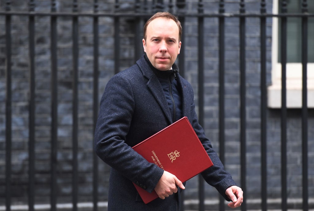 3月4日英國衛生部長夏國賢與首相約翰遜會面後，離開首相府唐寧街10號。（Peter Summers/Getty Images）