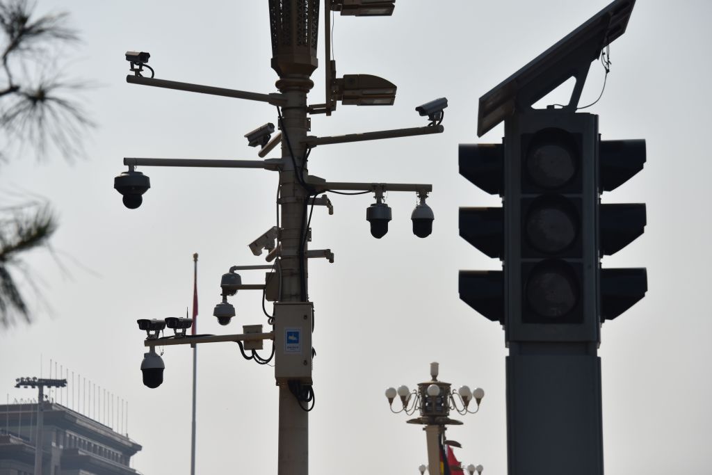 2019年9月6日，安裝在北京天安門廣場的一組監控錄像頭。（Greg Baker/AFP via Getty Images）