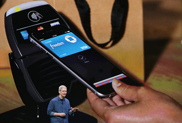 蘋果公司CEO Tim Cook在介紹流動支付工具Apple Pay。（Justin Sullivan/Getty Images）