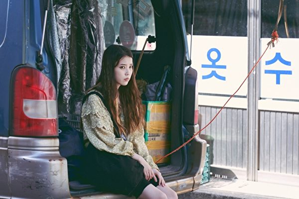 南韓人氣歌手兼演員IU（李知恩）主演《嬰兒轉運站》（Broker）劇照。（車庫娛樂提供）