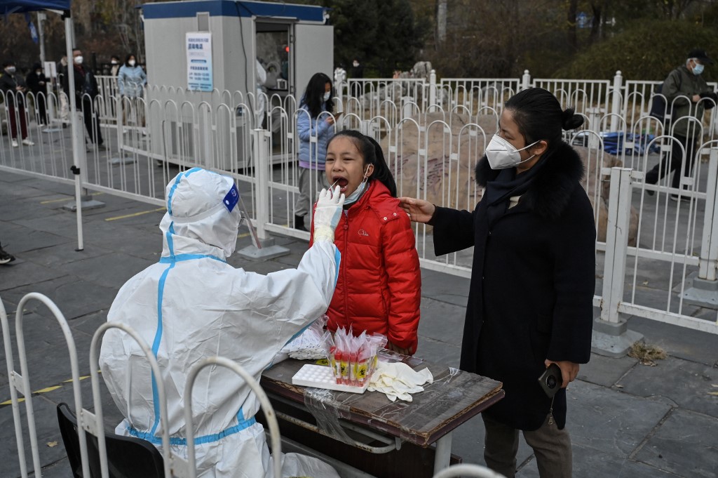 2022年11月22日，一名女孩在北京的一個檢測點做病毒檢測。（Jade Gao/AFP）