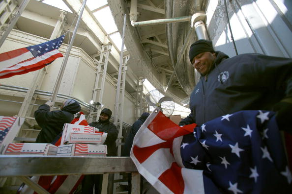 工人正在趕製美國國旗。（Mark Wilson/Getty Images）