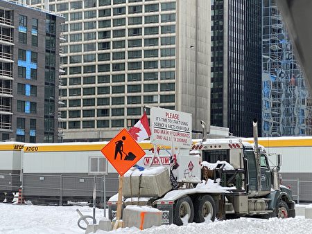 2022年2月20日，在渥太華警方連續二天升級行動後，反對疫苗強制政策的卡車司機和平撤出渥太華。（周荔敏／新唐人）