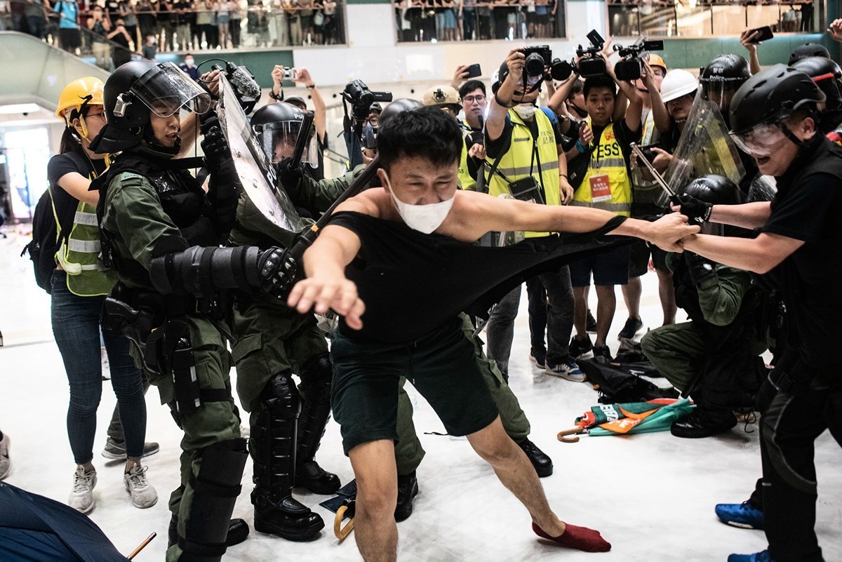 7月14日，香港民眾在沙田區舉行的反送中遊行結束後，發生警民衝突，香港警方衝入一商場內抓人，並暴力對待示威者。（PHILIP FONG/AFP/Getty Images）